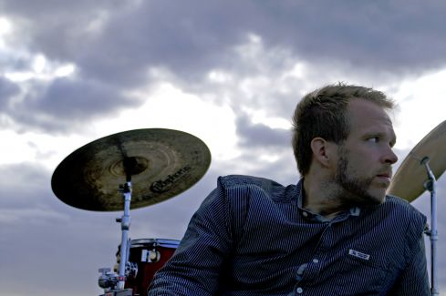 Sehnsuchtvolle Klänge aus denWeiten Schwedens bringt dasTrio des Schlagzeugers Emil Brandqvist.